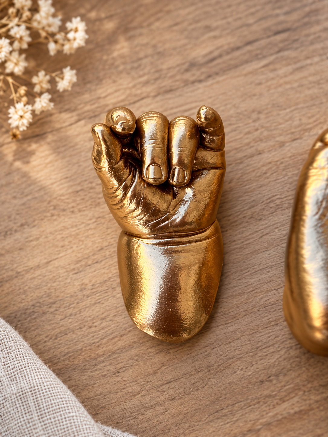 Idée décoration cadeau de naissance avec empreintes de bébé